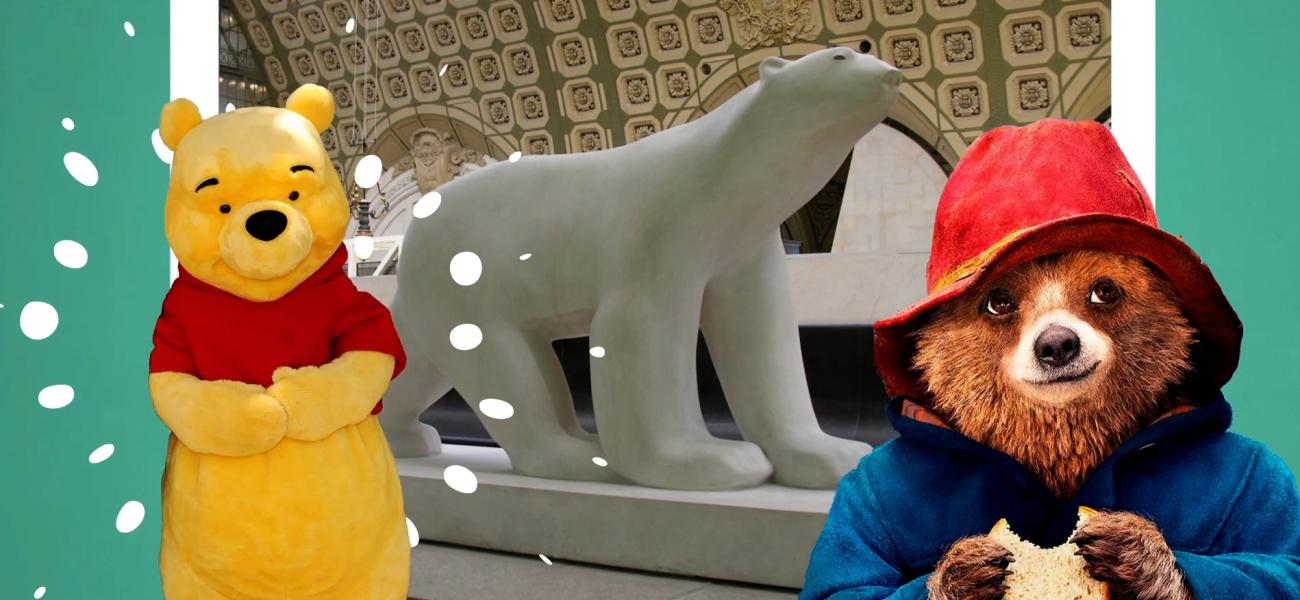 Un Animal En Peluche Monstre Bleu Est Assis Dans Un Champ De Fleurs.